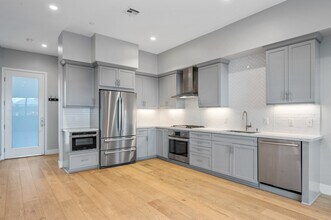 1920 S Pacific Coast Hwy, Unit 107 in Redondo Beach, CA - Foto de edificio - Building Photo