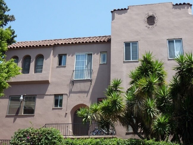 1425 Alvarado Terrace