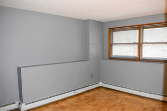 186 Dunbarton Rd in Manchester, NH - Foto de edificio - Building Photo