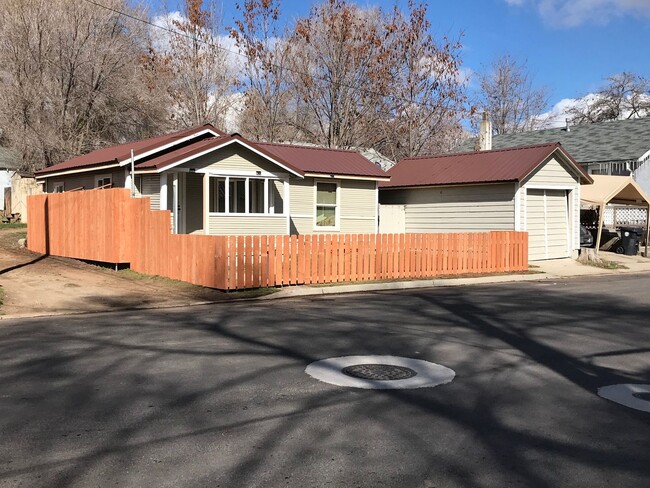 1009 Arnold St in Susanville, CA - Building Photo - Building Photo