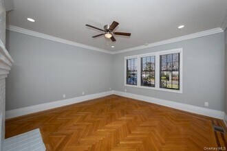 576 Scranton Ave in Lynbrook, NY - Building Photo - Building Photo