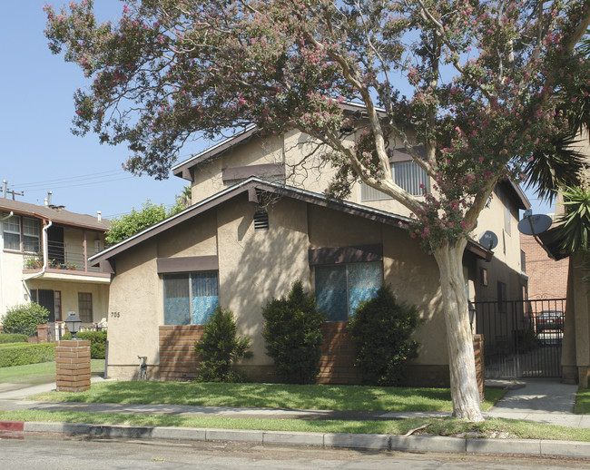 705 W Padilla St in San Gabriel, CA - Foto de edificio - Building Photo