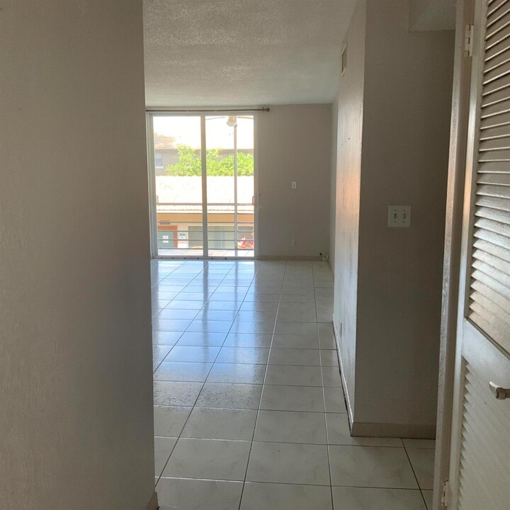 7230 NW 179th St, Unit 201 in Hialeah, FL - Foto de edificio