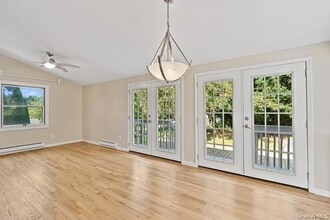 10 Brooker Dr in Newburgh, NY - Foto de edificio - Building Photo