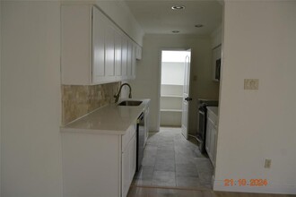 7575 Katy Fwy in Houston, TX - Building Photo - Building Photo