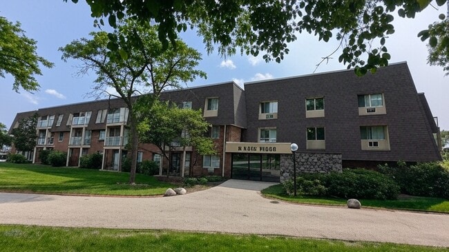 3 Villa Verde Dr, Unit 302 in Buffalo Grove, IL - Building Photo - Building Photo