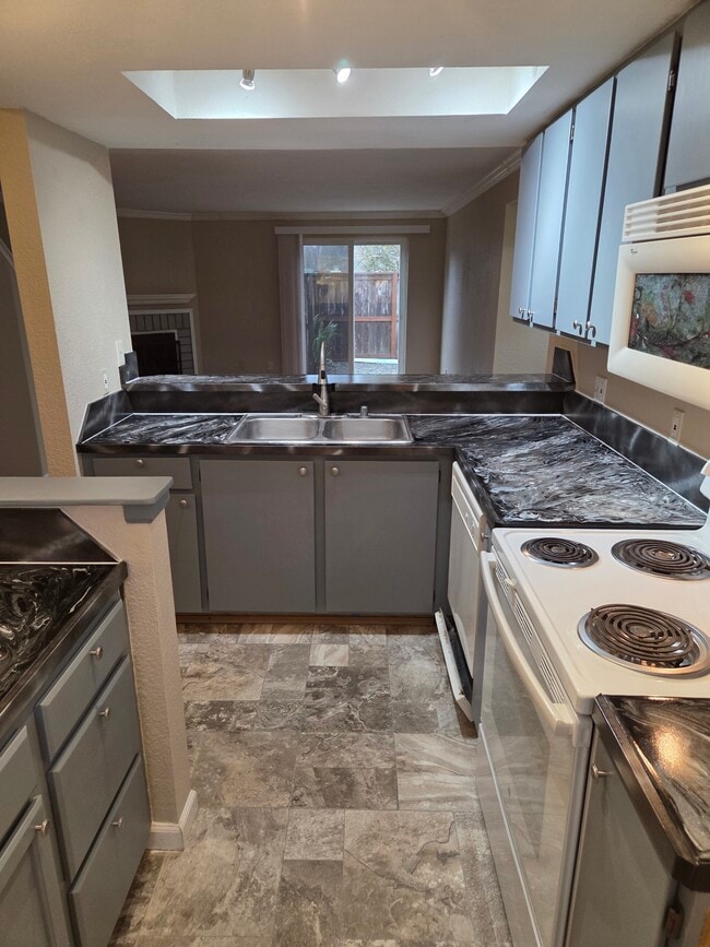 220 Israel Rd SW, Unit G8 in Tumwater, WA - Foto de edificio - Building Photo