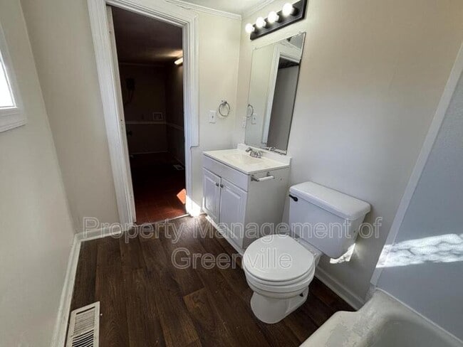 1 W 6th St in Greenville, SC - Foto de edificio - Building Photo