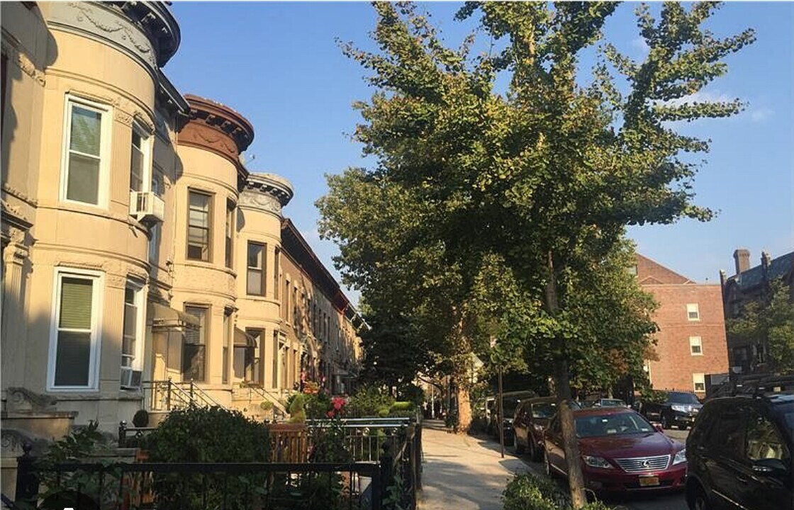 319 73rd St, Unit Garden Unit in Brooklyn, NY - Building Photo