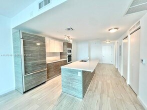 460 NE 28th St, Unit 3203 in Miami, FL - Foto de edificio - Building Photo