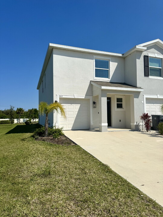 202 Mangrove Shade Cir in Apollo Beach, FL - Building Photo