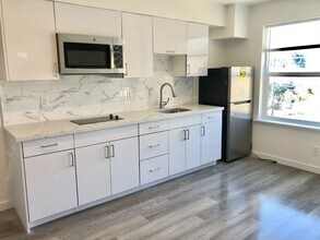 10734 Stone Ave N, Unit #202 in Seattle, WA - Building Photo - Building Photo