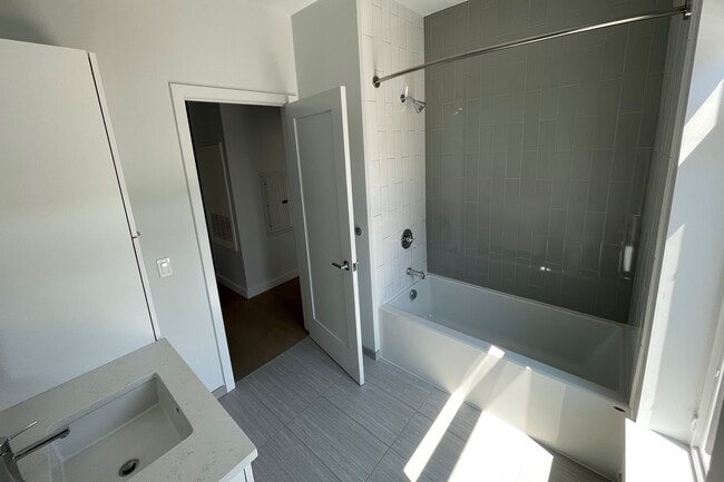 1 Lisbon St, Unit 301 in Boston, MA - Foto de edificio - Building Photo