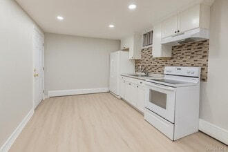 7 Paul Dr in Selden, NY - Building Photo - Building Photo