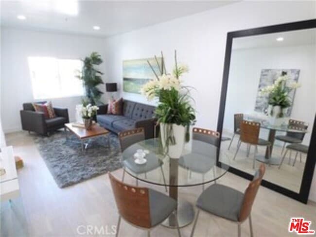 1136 Queen Anne Pl in Los Angeles, CA - Building Photo - Building Photo