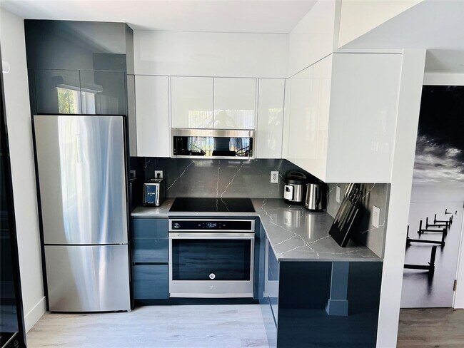 1105 Lake Shore Dr in Lake Park, FL - Building Photo - Building Photo