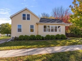 1726 Iowa St in Oshkosh, WI - Building Photo