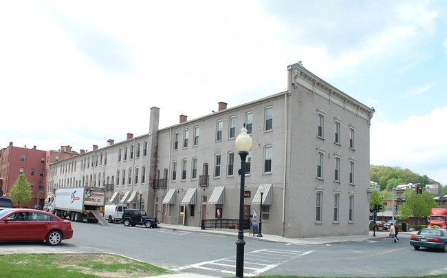 10 Holden St in North Adams, MA - Building Photo - Building Photo