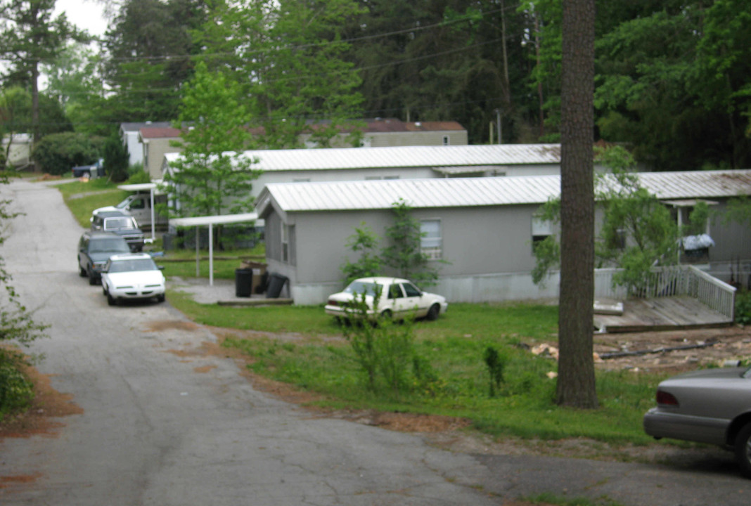 Lanier Mobile Home Community in Buford, GA - Foto de edificio