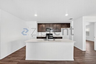 900 Wildflower St in Ennis, TX - Building Photo - Building Photo