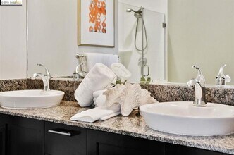 1001 46th St, Unit Cavernous 2bdrm in Emeryville, CA - Foto de edificio - Building Photo