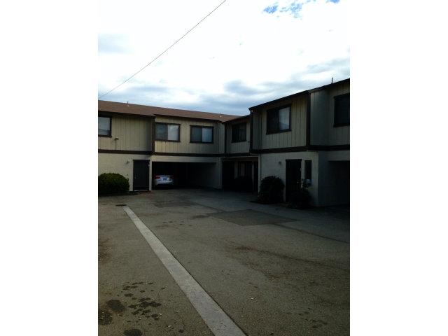 421 Dela Vina Ave in Monterey, CA - Foto de edificio - Building Photo