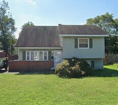 8 Lynch Farm Dr in Newark, DE - Building Photo