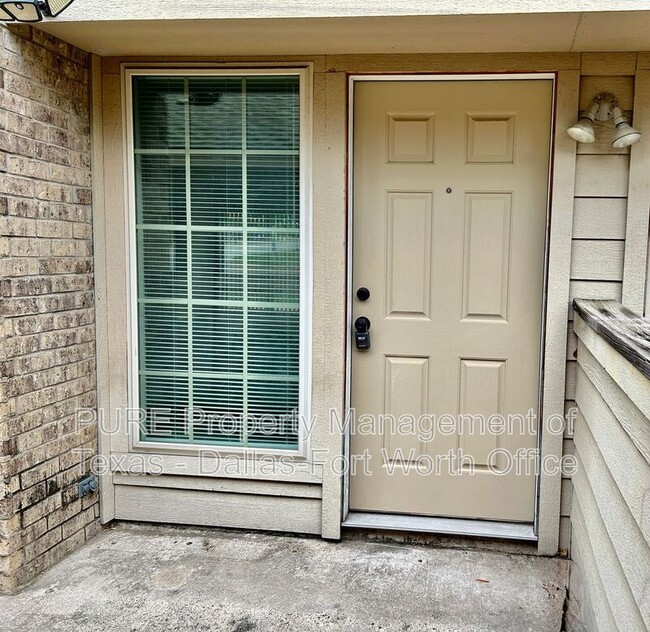 2415 Oak Manor in Arlington, TX - Building Photo - Building Photo