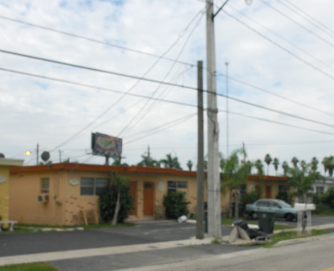 1042 Foster Rd in Hallandale Beach, FL - Building Photo - Building Photo