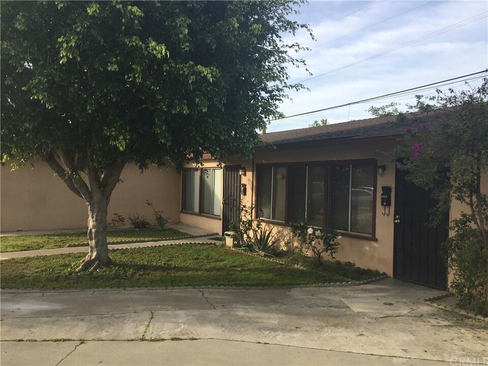 605 E Avon Pl, Unit B in Anaheim, CA - Building Photo