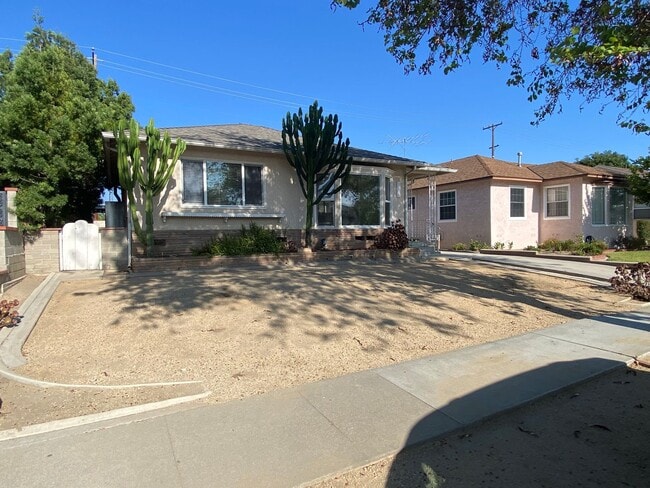 4832 Dunrobin Ave in Lakewood, CA - Building Photo - Building Photo