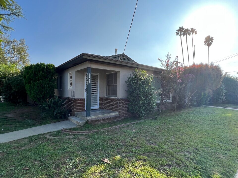 13900 Burbank Blvd in Sherman Oaks, CA - Building Photo
