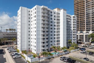 Leisure Beach Condominiums in Fort Lauderdale, FL - Building Photo