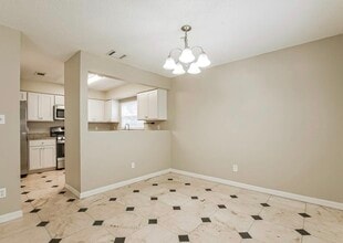 10535 Hollyglen Dr in Houston, TX - Foto de edificio - Building Photo