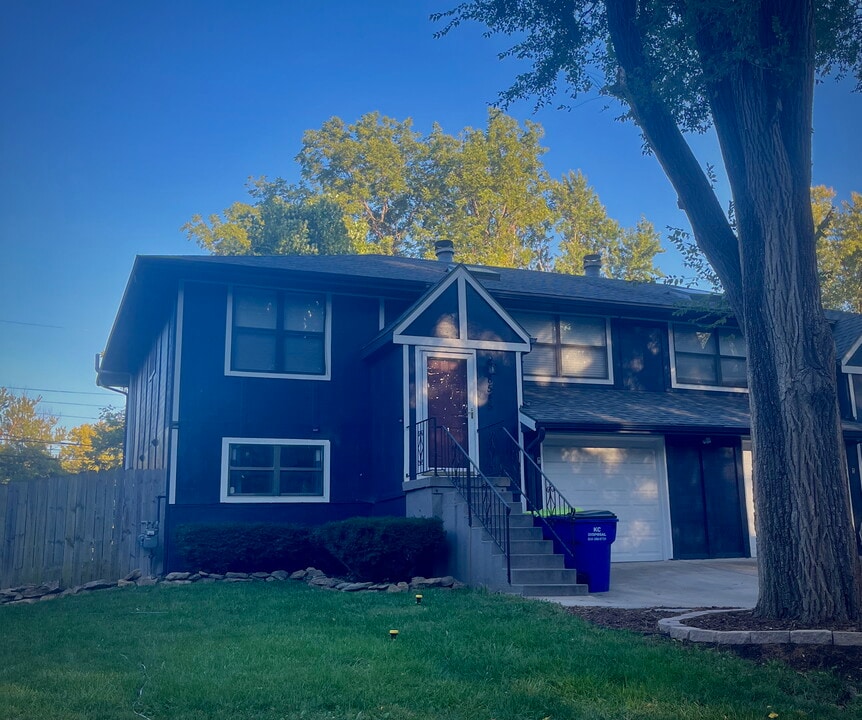 8545 England St in Overland Park, KS - Building Photo