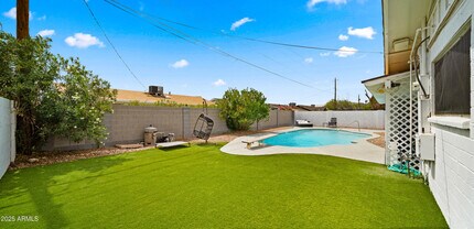 8631 E Jackrabbit Rd in Scottsdale, AZ - Building Photo - Building Photo