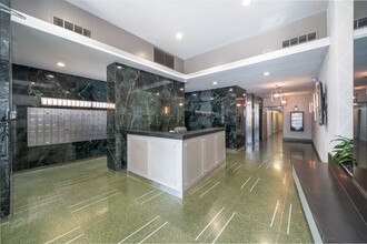 Sheridan Tower - 5650 N Sheridan Rd in Chicago, IL - Building Photo - Lobby