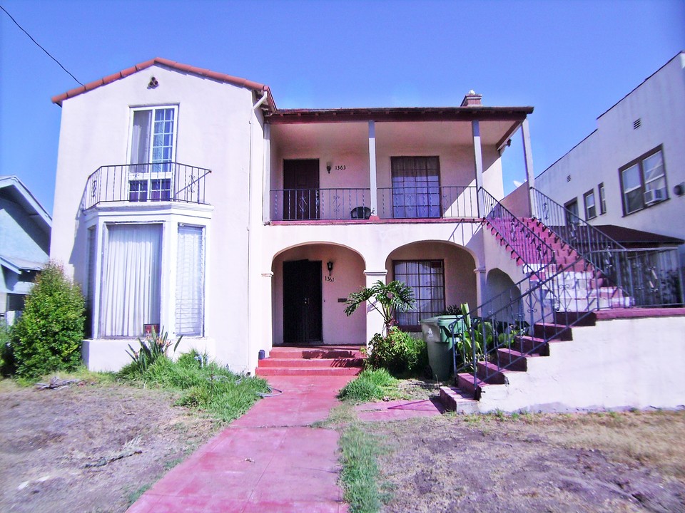 1361 W 35th St in Los Angeles, CA - Building Photo