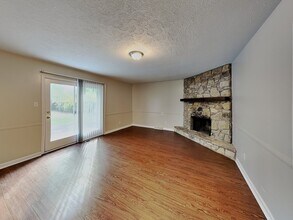 323 Hillendale Dr in Greenwood, IN - Foto de edificio - Building Photo