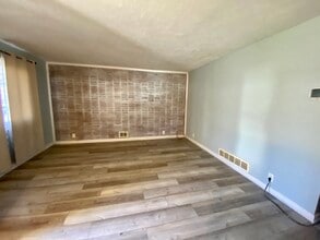 5696 Pleasant St in North Ridgeville, OH - Foto de edificio - Building Photo