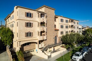 5057 Maplewood Ave in Los Angeles, CA - Building Photo