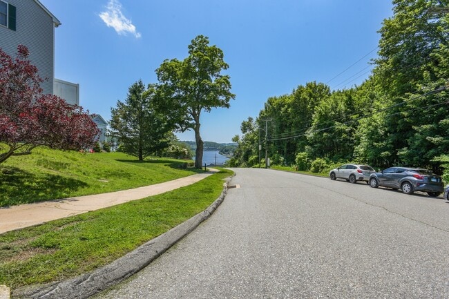 43 Harbor View Ln in Norwich, CT - Building Photo - Building Photo