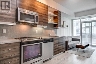 525 Adelaide St W in Toronto, ON - Building Photo - Building Photo