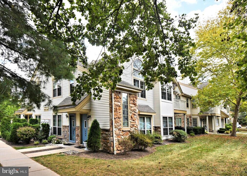 308 Foxcroft Cir in Royersford, PA - Building Photo