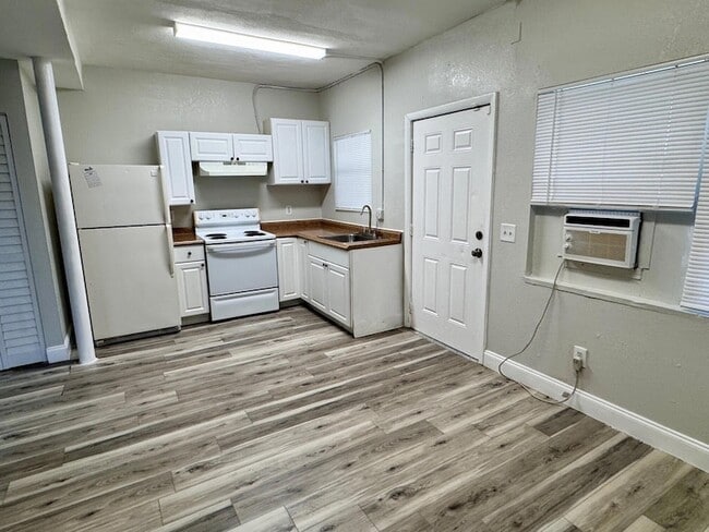 property at 1200 N Sapodilla Ave