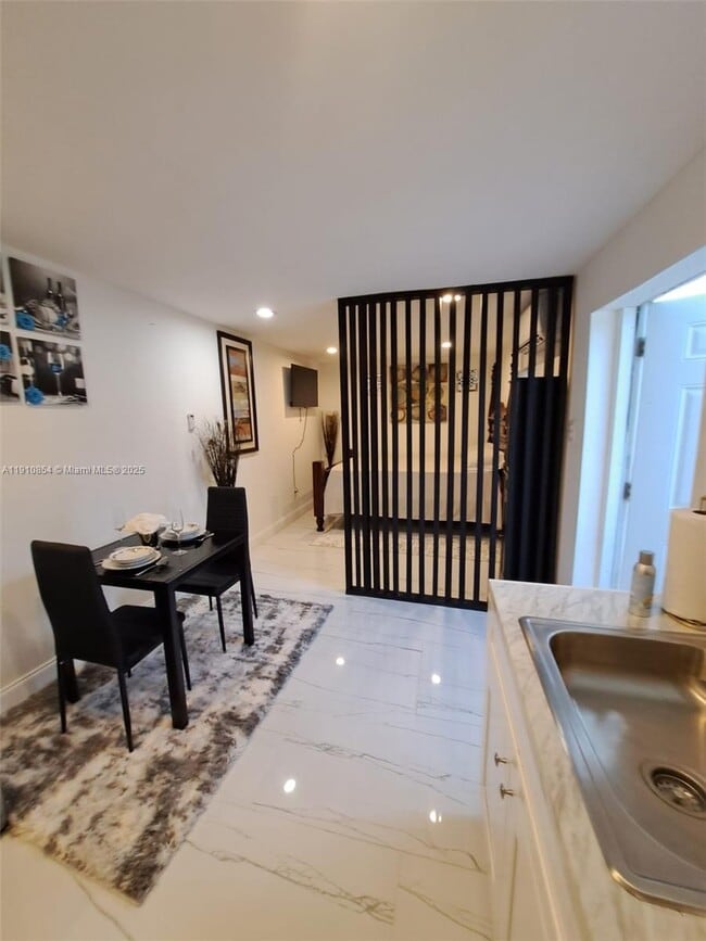 2215 Mayo St in Hollywood, FL - Building Photo - Building Photo