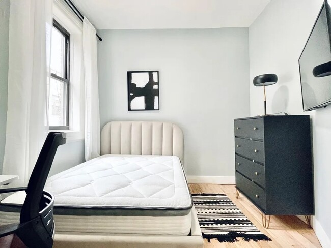 Furnished room/NOT APARTMENT, Unit 2 in Brooklyn, NY - Foto de edificio - Building Photo