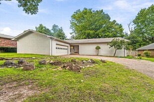 1610 Hillcrest Dr in Jonesboro, AR - Building Photo