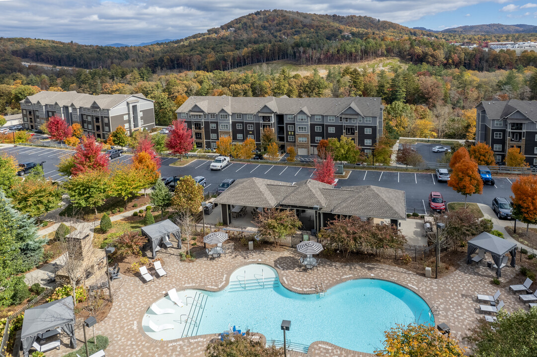 Aventine Asheville in Arden, NC - Foto de edificio