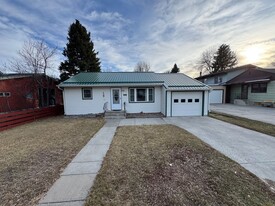 221 W 3rd Ave N in Columbus, MT - Building Photo